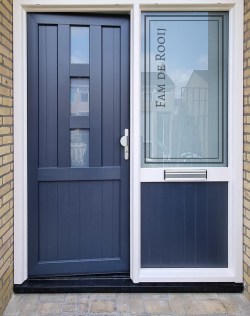 Raamfolie voordeur 2 kaders en naam